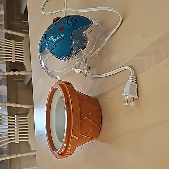 Ice cream maker, 1/2 pint Sunbeam, electric, gel canister - Picture 7 of 13